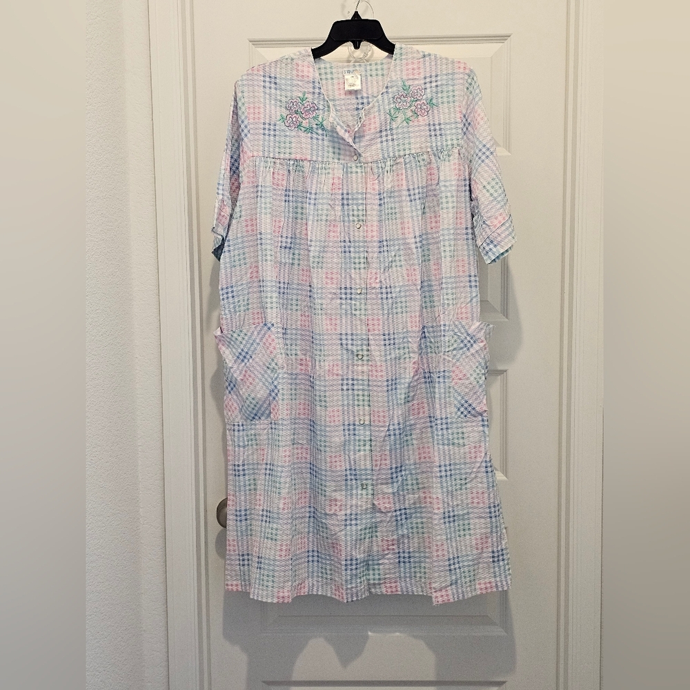 Simply Basic Checkered Design House Coat/Robe, Eu… - image 2